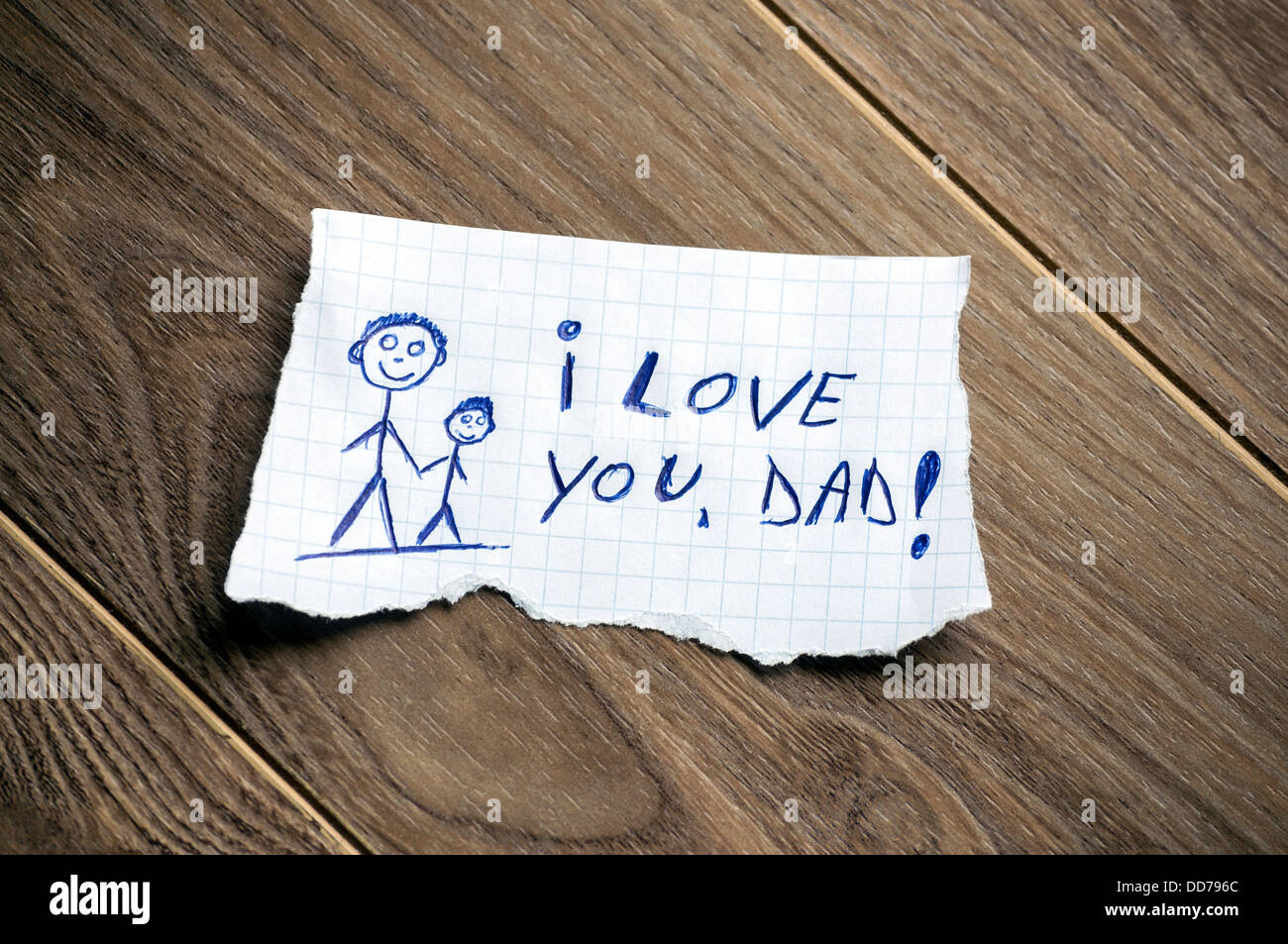 Je vous aime, papa écrit le morceau de papier, sur un fond de bois Banque D'Images