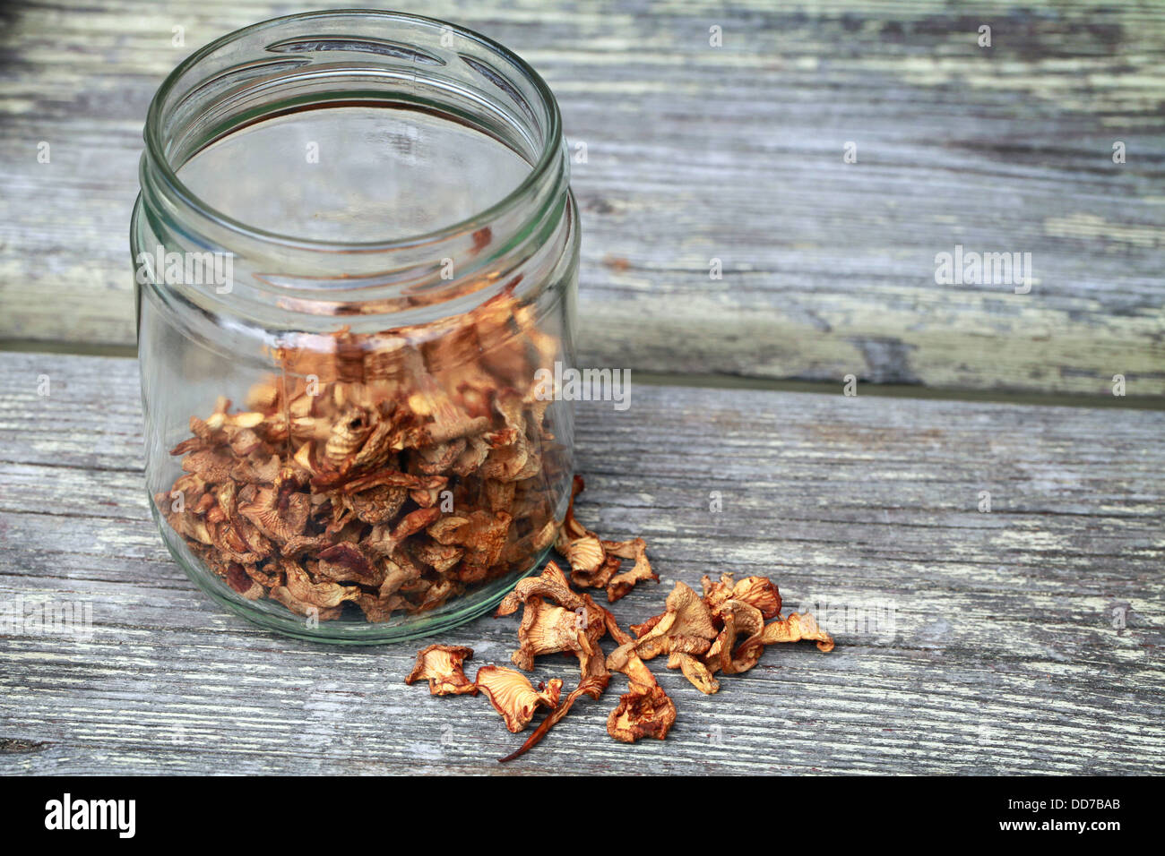 Chanterelles séchées dans un bocal en verre sur la surface en bois Photo  Stock - Alamy