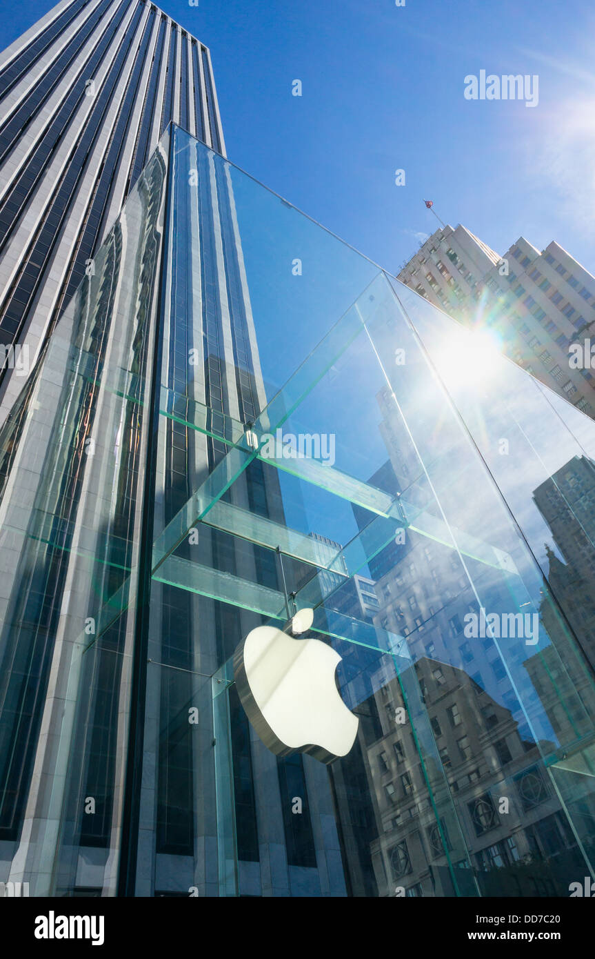 L'Apple Store de la Cinquième Avenue avec le logo sur le fleuron de la ville de New York, USA Banque D'Images