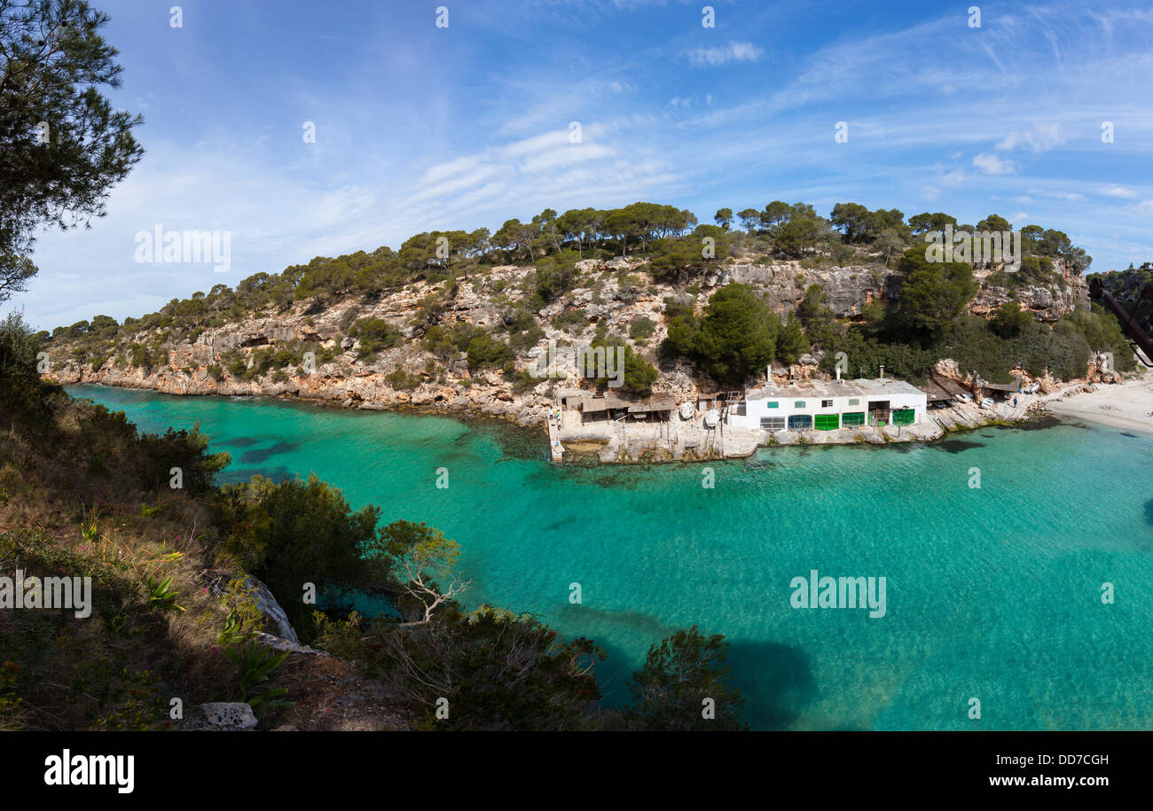 Espagne, Majorque, l'avis de house boat dans la baie de Cala Pi Llucmajor Banque D'Images