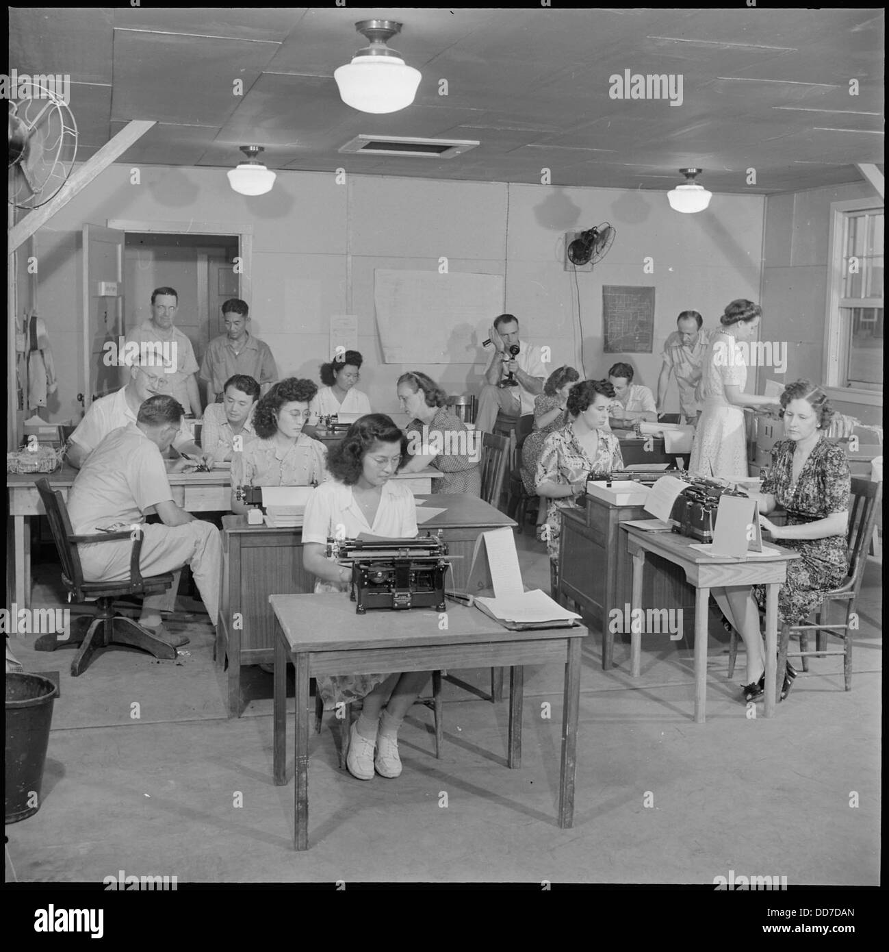 La fermeture du Jerome Relocation Center à Denson, Arkansas, montrant l'intérieur de l'un des bâtiments administratifs, marquant la fin de l'internement japonais-américain. Banque D'Images
