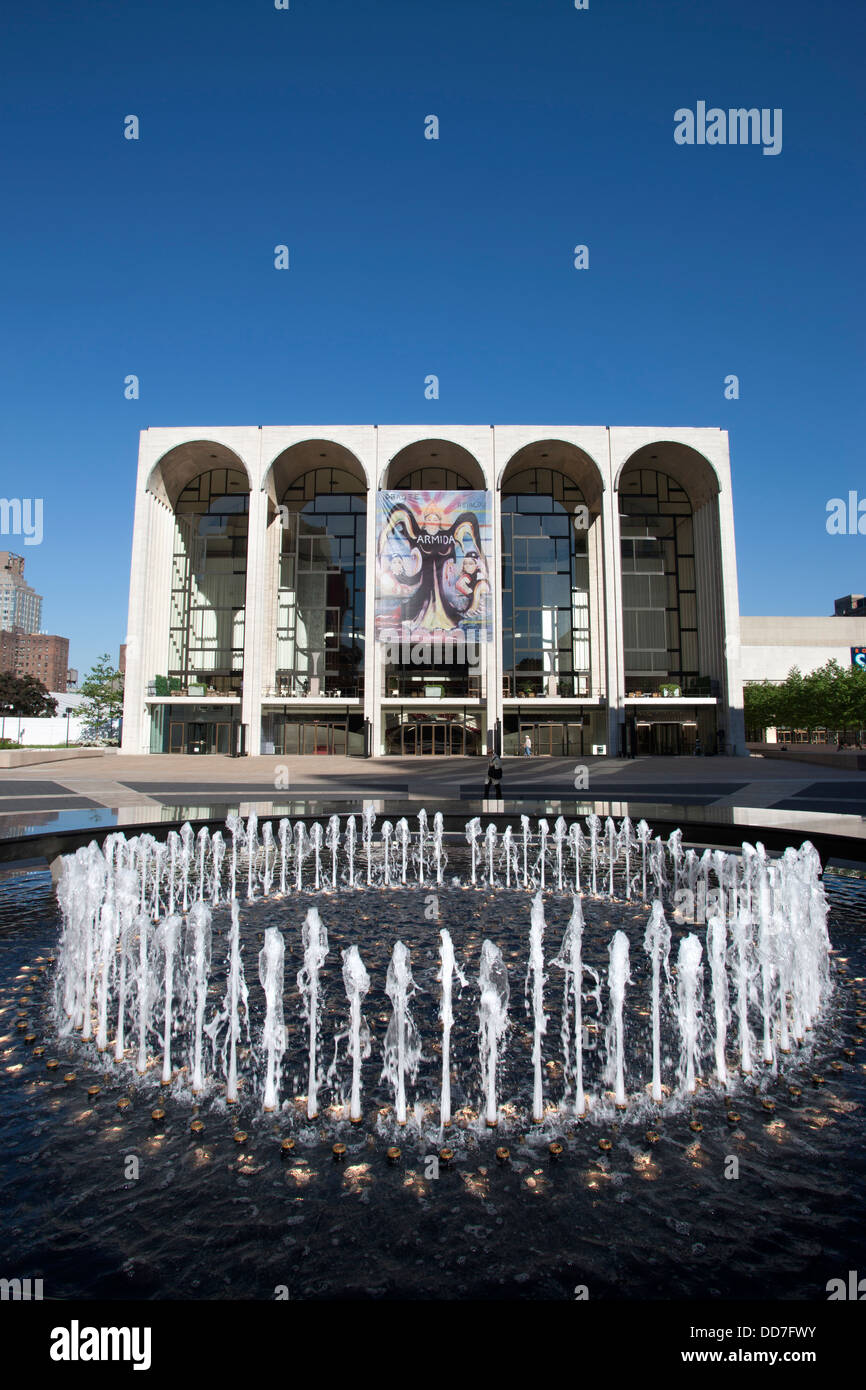 Fontaine REVSON (©JOHNSON 1964 / DSR 2009) METROPOLITAN OPERA HOUSE (©WALLACE HARRISON 1966) LINCOLN CENTER PLAZA MANHATTAN NEW YORK USA Banque D'Images