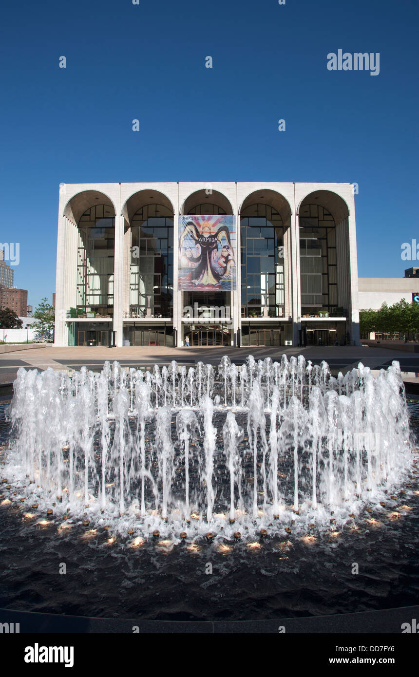 Fontaine REVSON (©JOHNSON 1964 / DSR 2009) METROPOLITAN OPERA HOUSE (©WALLACE HARRISON 1966) LINCOLN CENTER PLAZA MANHATTAN NEW YORK USA Banque D'Images