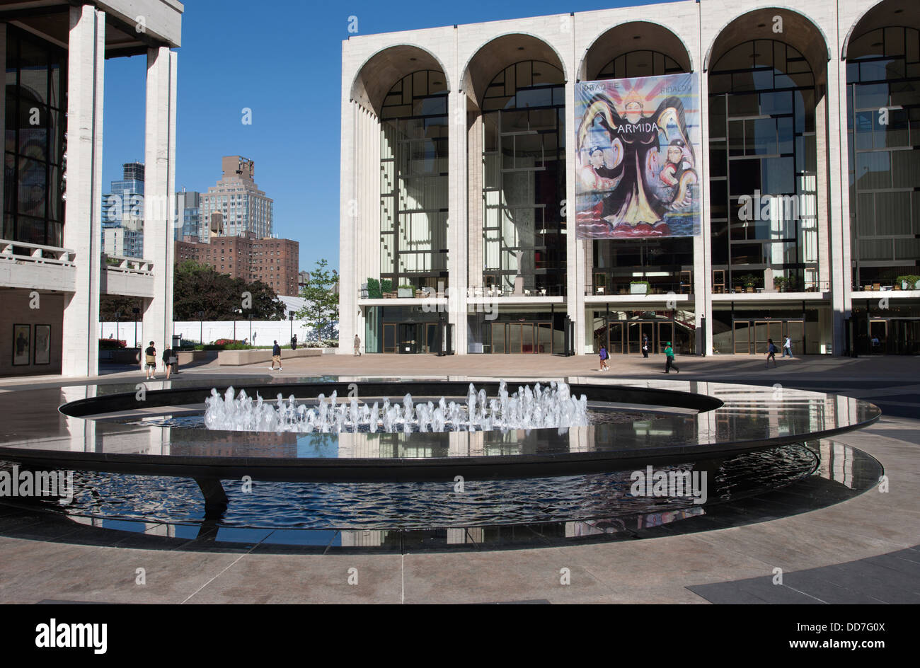 Fontaine REVSON (©DSR 2009) METROPOLITAN OPERA HOUSE (©WALLACE HARRISON 1966) LINCOLN CENTER PLAZA MANHATTAN NEW YORK USA Banque D'Images