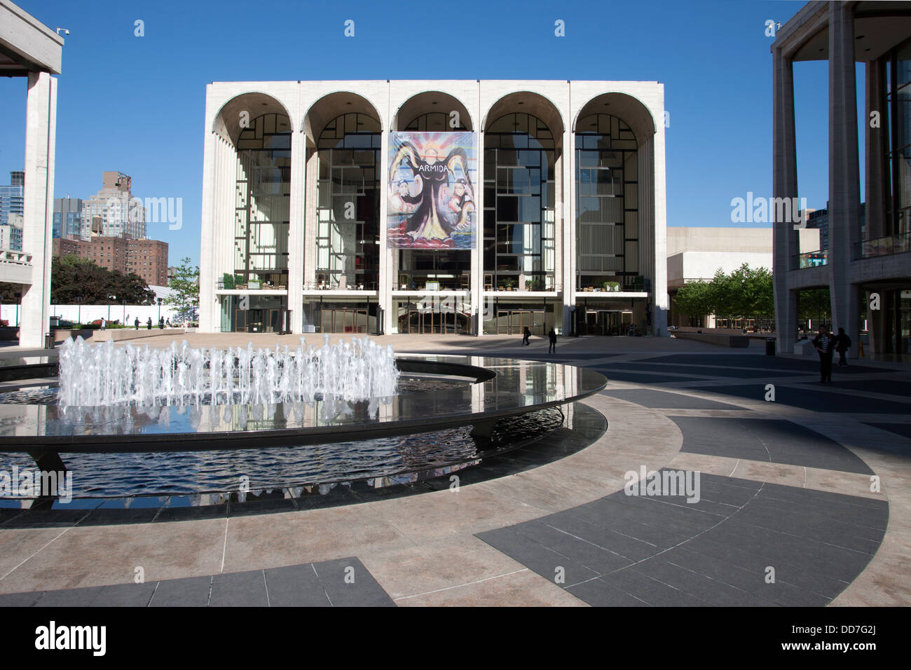 Fontaine REVSON (©JOHNSON 1964 / DSR 2009) METROPOLITAN OPERA HOUSE (©WALLACE HARRISON 1966) LINCOLN CENTER PLAZA MANHATTAN NEW YORK USA Banque D'Images