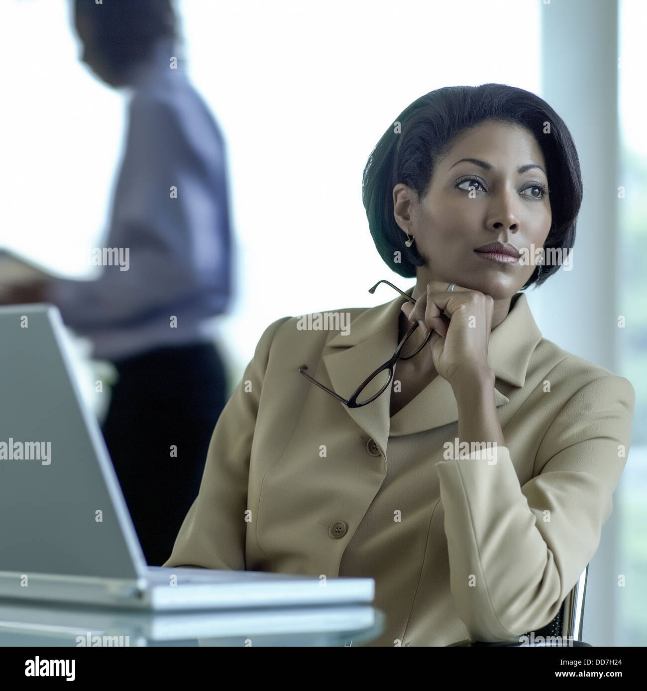 African American businesswoman sitting at desk Banque D'Images