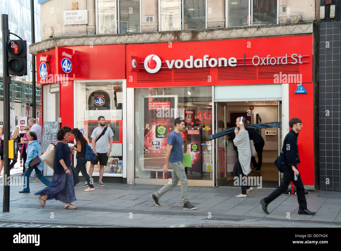 Londres, Royaume-Uni. Août 28, 2013. La boutique Vodafone sur Oxford Street. Le 29 août 4G Vodafone lance son service aux clients de Londres. L'entreprise a investi 900 millions € dans le réseau. Vodafone a l'intention de déployer le service à 12 autres villes y compris Sheffield, Leeds et Manchester avant la fin de 2013. Les clients sur une carte SIM seulement 12 mois contrat devra payer 26 € par mois, 5 € de plus que la moyenne le service 3G. Credit : Pete Maclaine/Alamy Live News Banque D'Images
