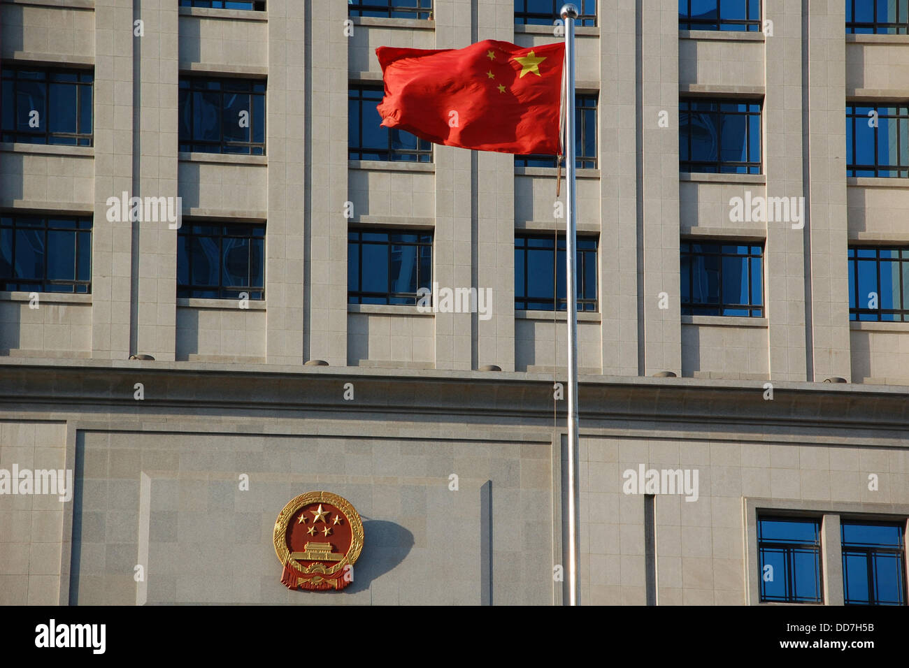 Un drapeau chinois est visible devant le tribunal populaire de Jinan, province du Shandong, Chine, 20 août 2013. Le renversé haut politicien Bo Xilai est accusé de 'La corruption, le détournement et l'accusation à la cour. Photo : Stephan Scheuer Banque D'Images