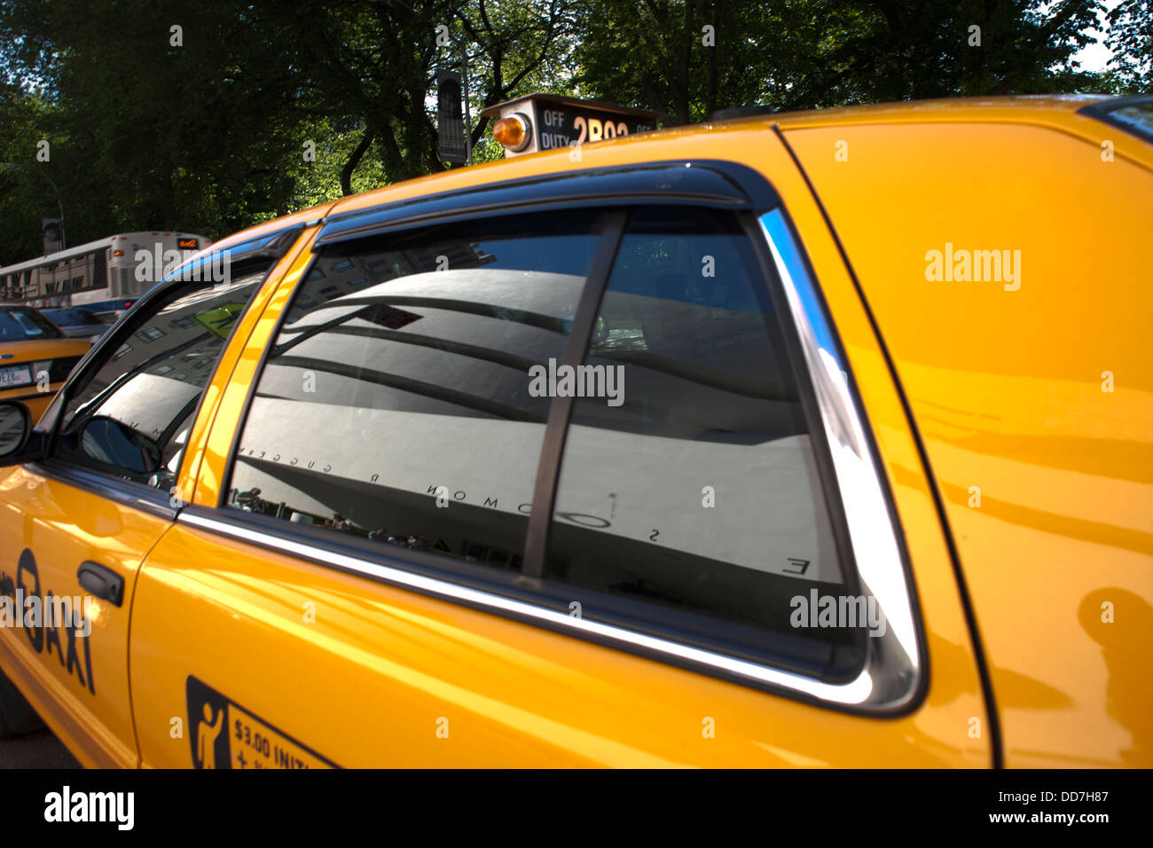 Reflet de Solomon Guggenheim Museum (©1959) Frank Lloyd Wright dans YELLOW TAXI CAB WINDOW, Cinquième Avenue, NEW YORK USA Banque D'Images