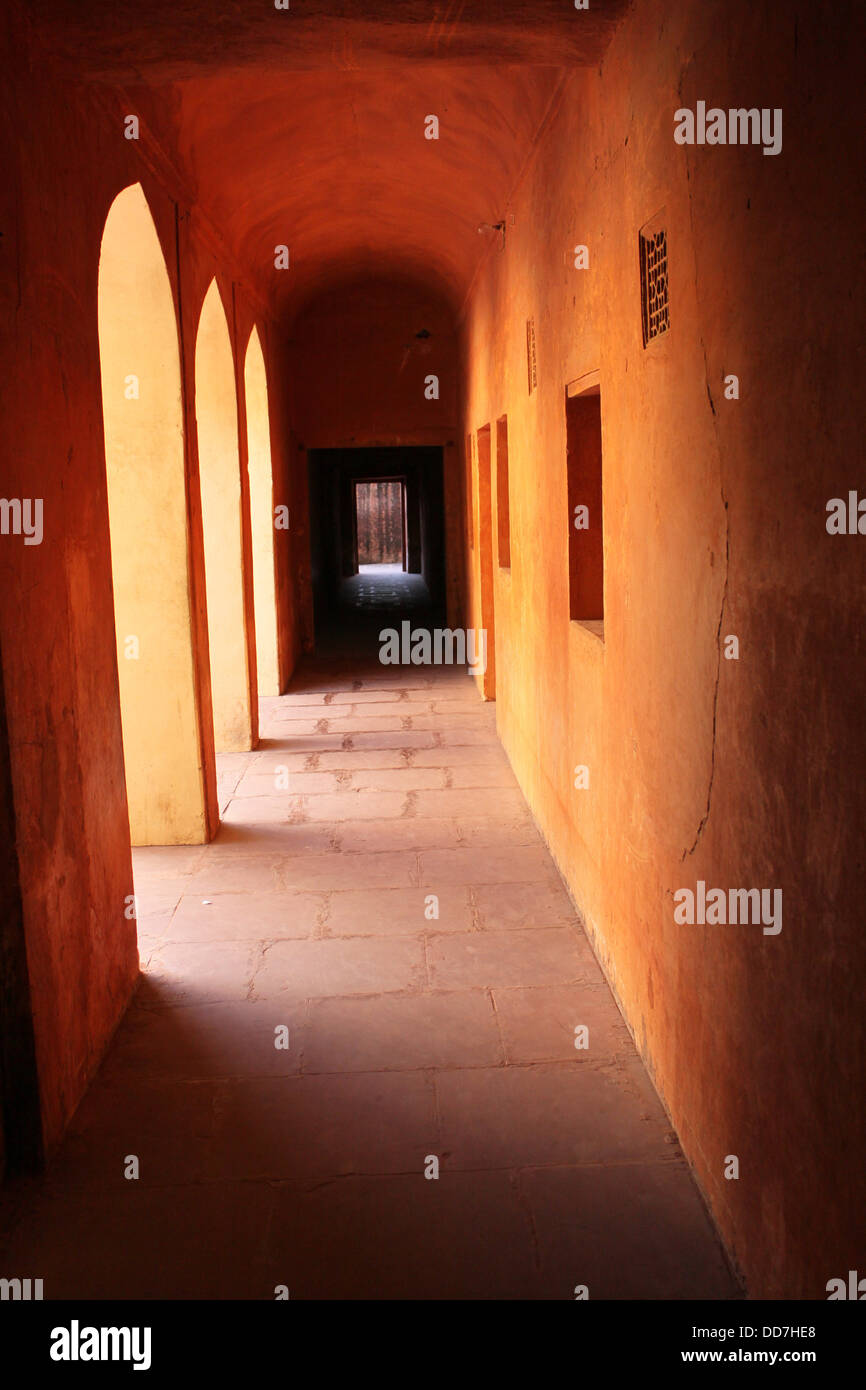 Lumière qui entre dans un couloir sombre au fort amber Rajasthan Inde Banque D'Images