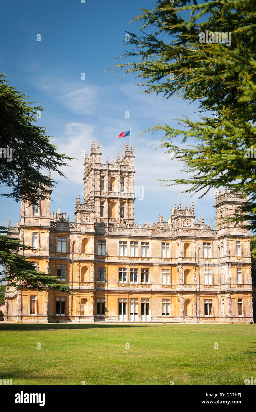 Château de Highclere Newbury Comte & Comtesse d'Carnarvan définition série de télévision montrent drama Downton Abbey élévation extérieures côté east lawn Banque D'Images
