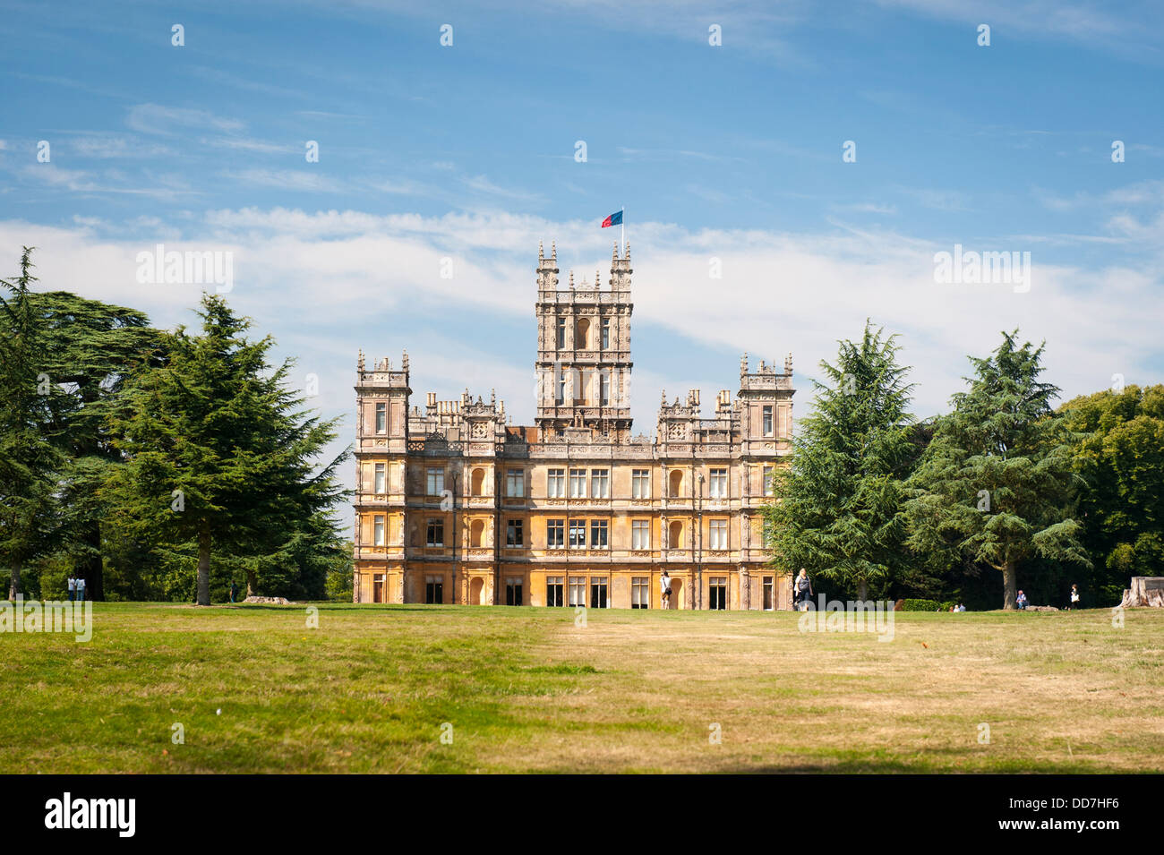 Château de Highclere Newbury Comte & Comtesse d'Carnarvan définition série de télévision montrent drama Downton Abbey élévation extérieures côté east lawn Banque D'Images