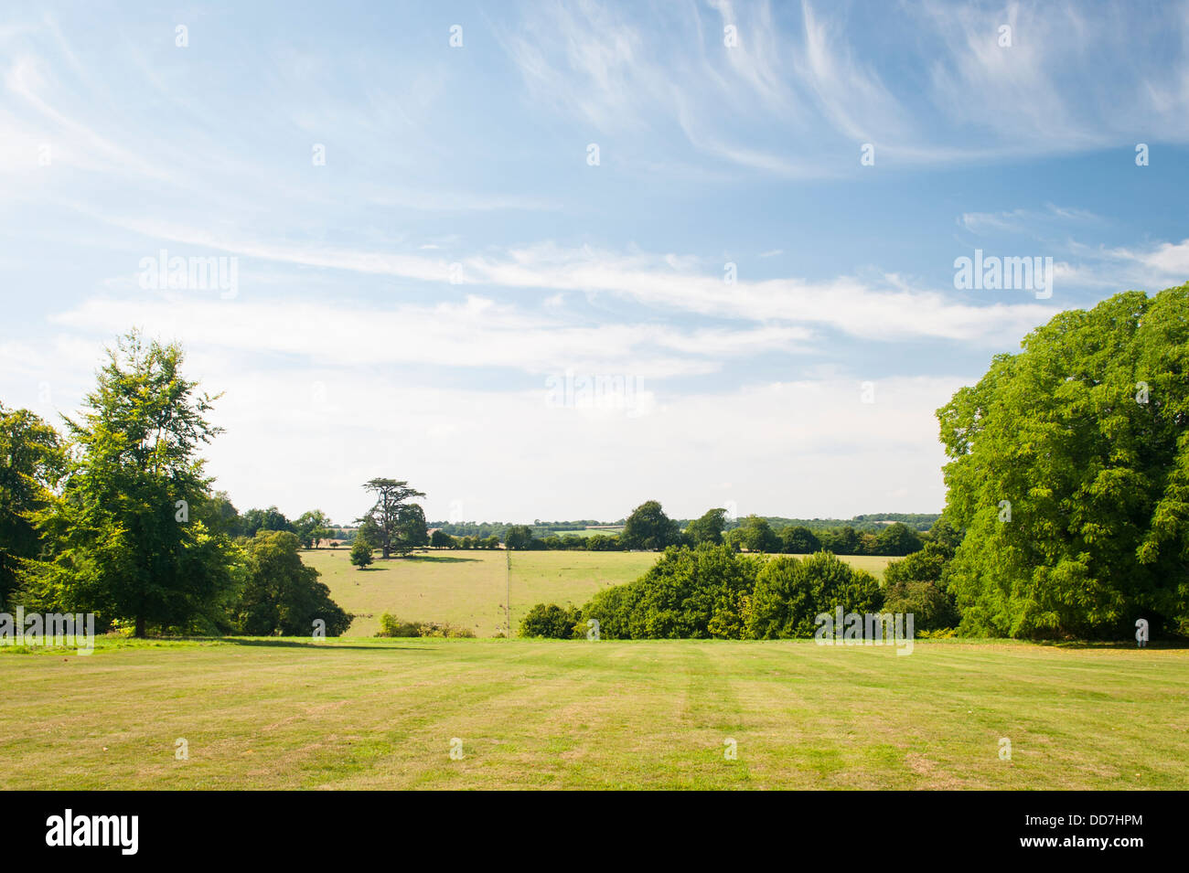 Château de Highclere Newbury Comte & Comtesse d'Carnarvan définition série de télévision montrent drama Downton Abbey élévation extérieur arrière arbres ciel bleu champ panorama Banque D'Images