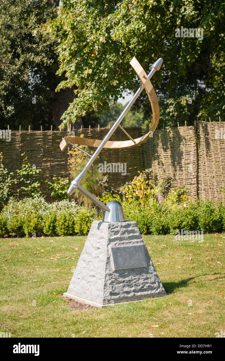 Château de Highclere Newbury Comte & Comtesse d'Carnarvan définition série de télévision montrent drama Downton Abbey Gardens statue Banque D'Images