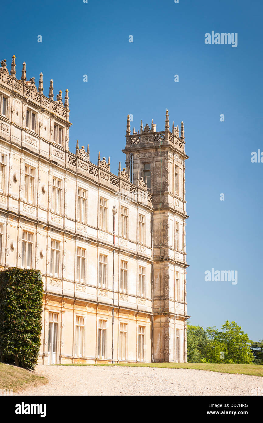 Château de Highclere Newbury Comte & Comtesse d'Carnarvan définition série de télévision montrent drama Downton Abbey élévation extérieur arrière arbres ciel bleu Banque D'Images
