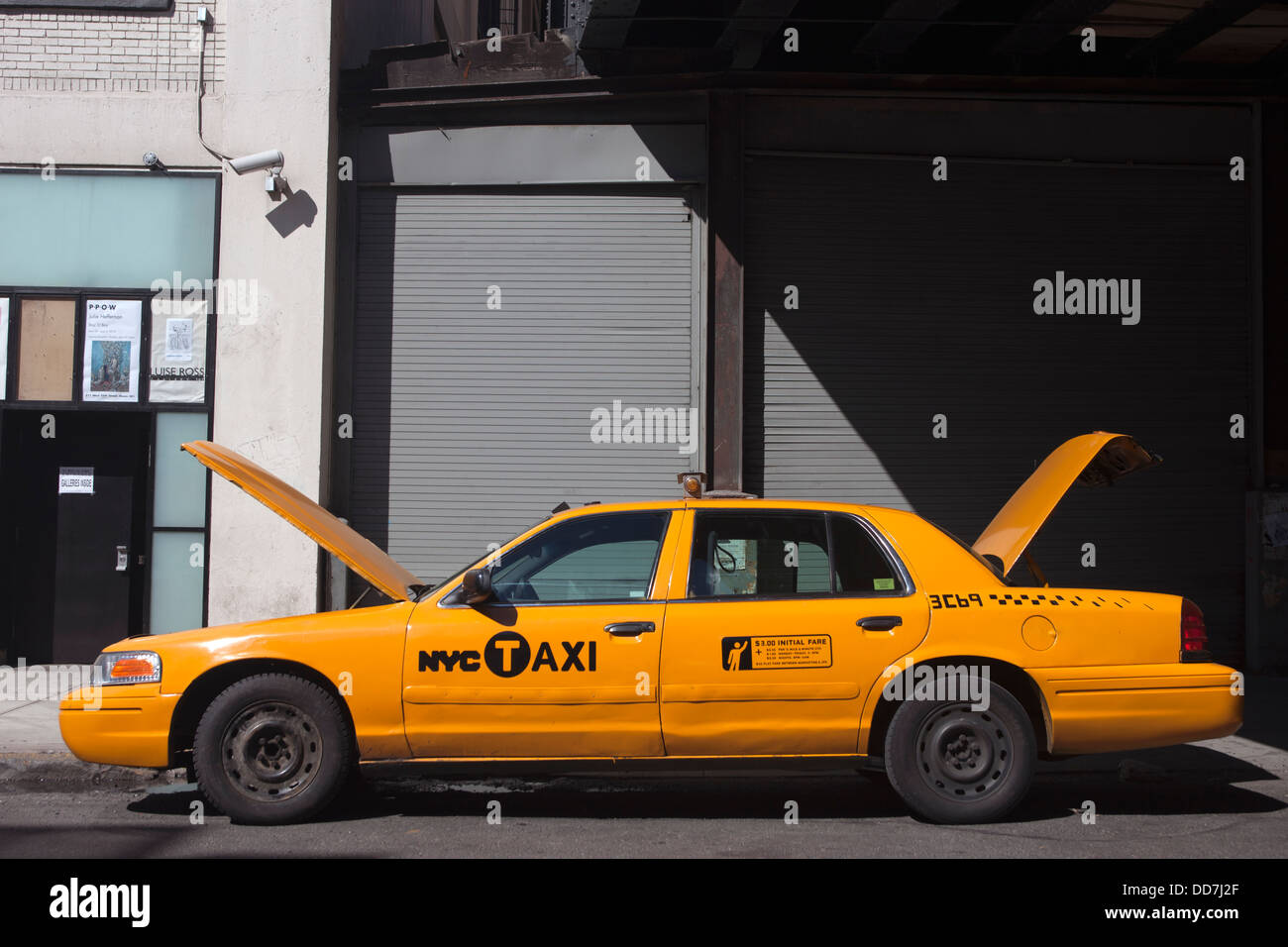 Abandonné YELLOW TAXI CAB WEST vingt cinquième rue MANHATTAN NEW YORK USA Banque D'Images