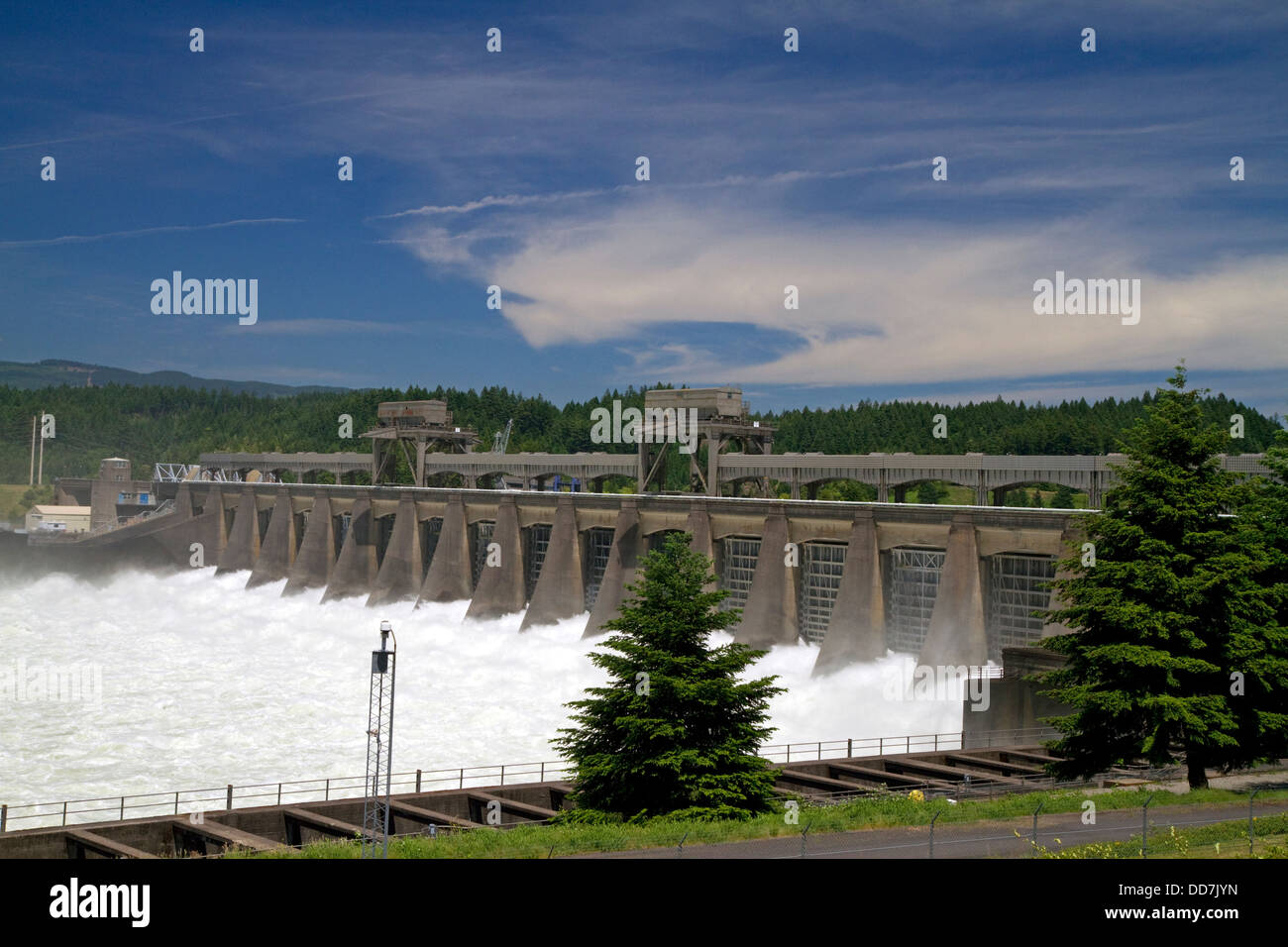 Bonneville Lock et le barrage s'étend sur le fleuve Columbia entre l'Oregon et de Washington, USA. Banque D'Images