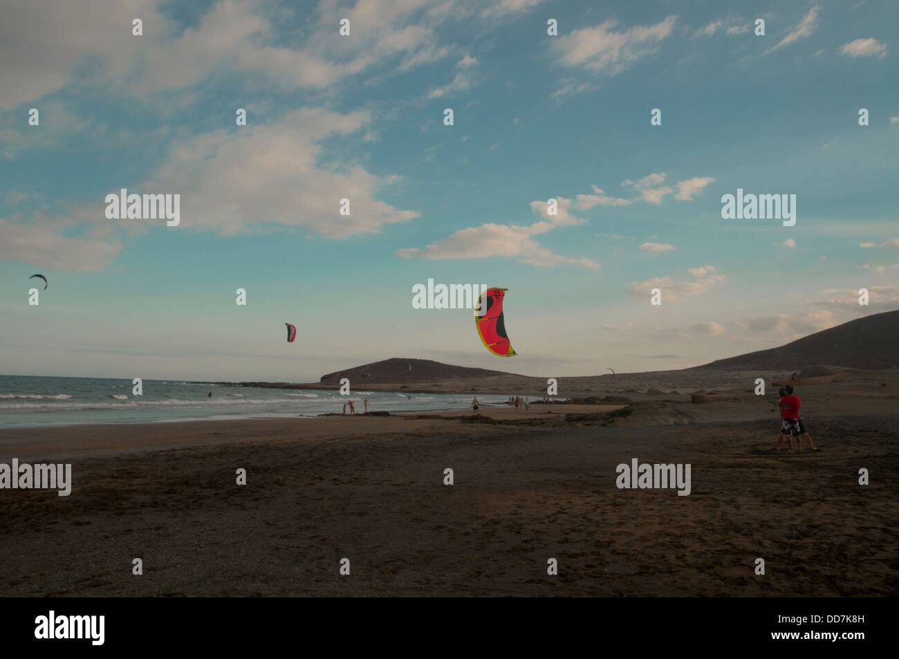 Kite surfeurs et voiles multicolores sur la plage de Playa El Médano au sud de Tenerife près de Punta del Médano Banque D'Images