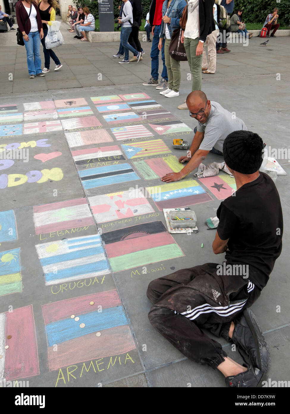 Les artistes de rue des croquis divers drapeaux nationaux sur le terrain à Trafalgar Square, Londres Banque D'Images