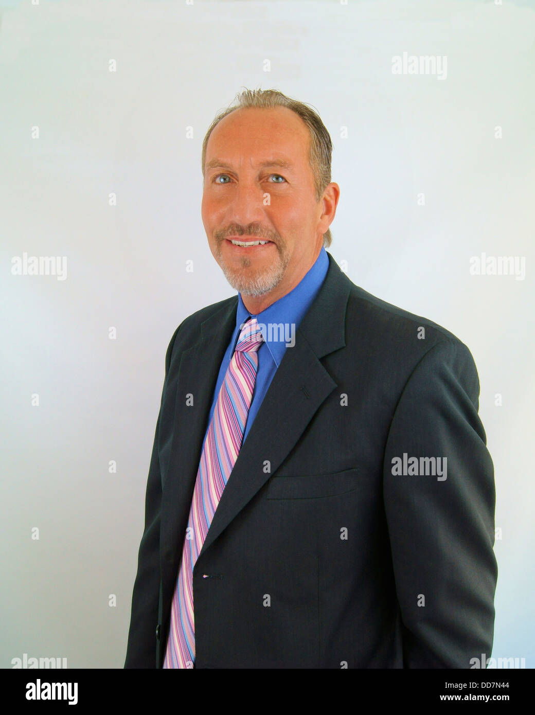 L'homme d'affaires avec cravate rose et bleu shirt Banque D'Images