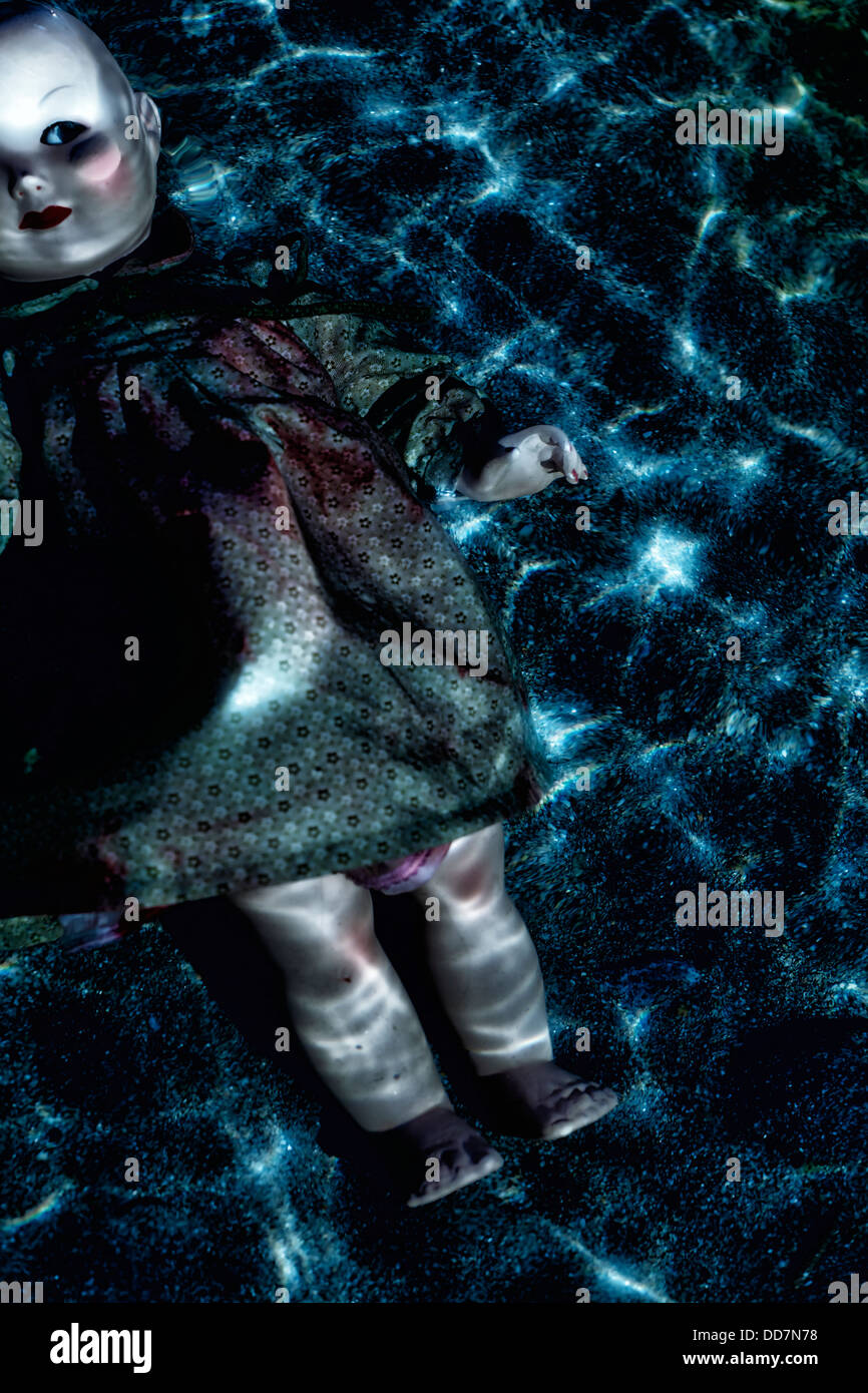 Une poupée flottant dans l'eau dans le clair de lune Banque D'Images
