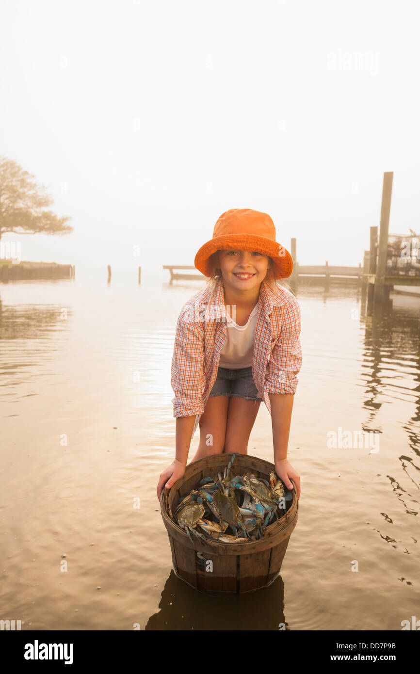 Caucasian girl holding panier de crabes Banque D'Images