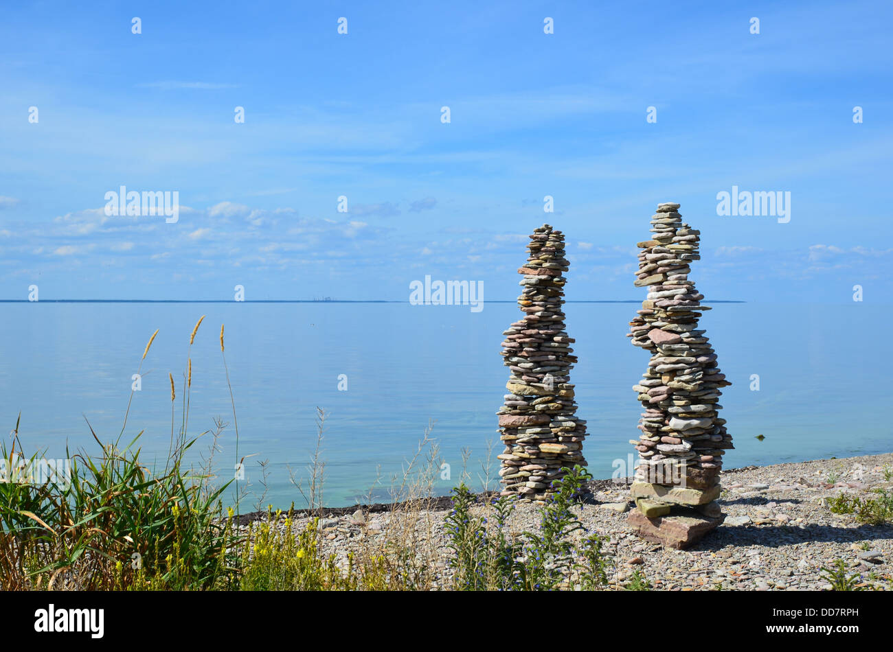 Deux stonepiles par la côte de l'île de Oland dans la mer Baltique en Suède Banque D'Images