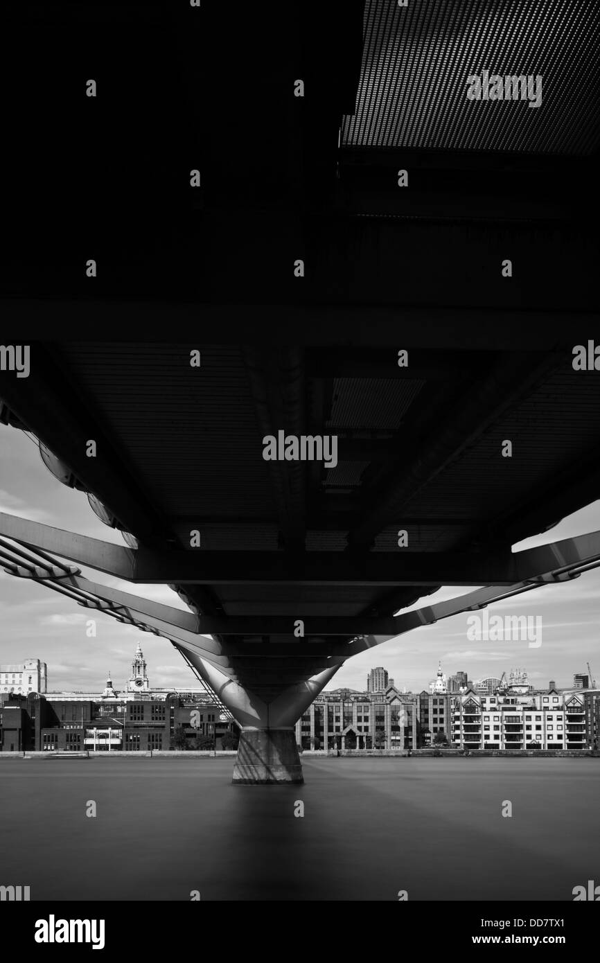 Le Millennium Bridge, Londres, Angleterre Banque D'Images