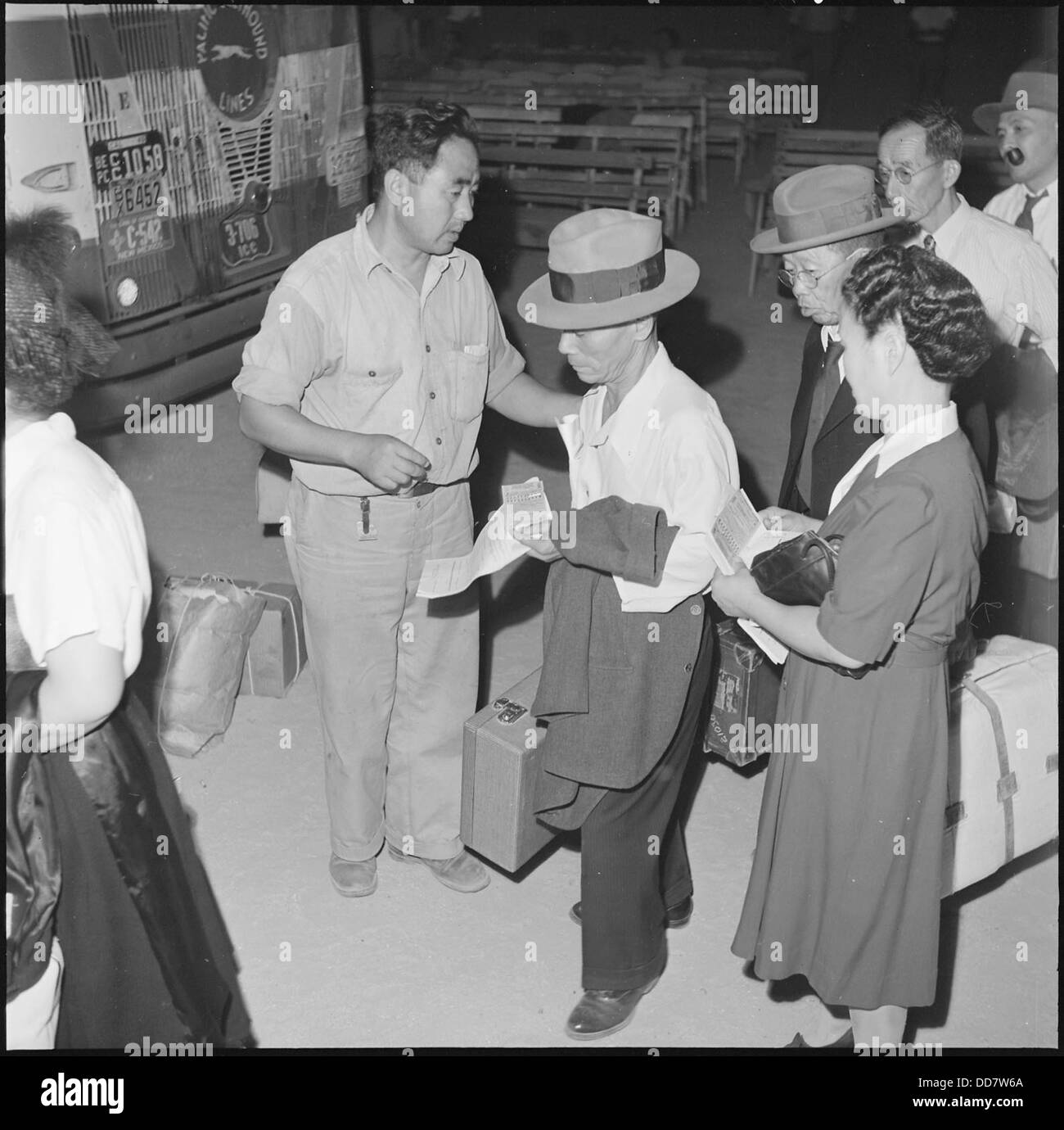 Au Gila River Relocation Center en Arizona, les évacués montent à bord des bus pour regagner leurs maisons pendant la seconde Guerre mondiale. Cette photographie capture le processus d'internement américano-japonais pendant la guerre. Banque D'Images