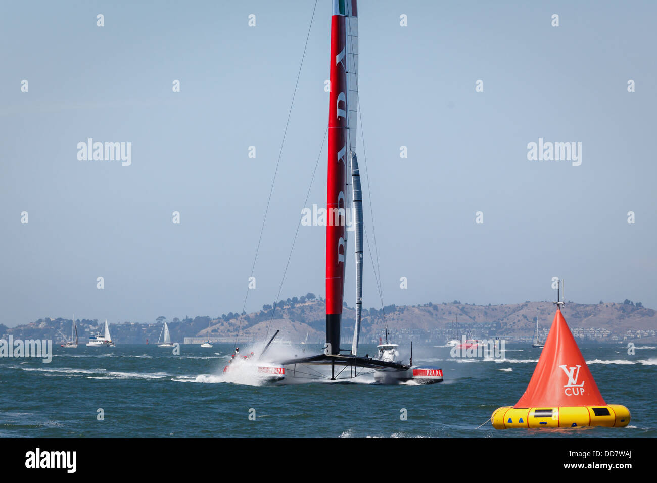 Team Luna rossa ac 72 approches voilier ligne d'arrivée en louis vuitton cup race dans la baie de San Francisco le 21 août 2013 Banque D'Images