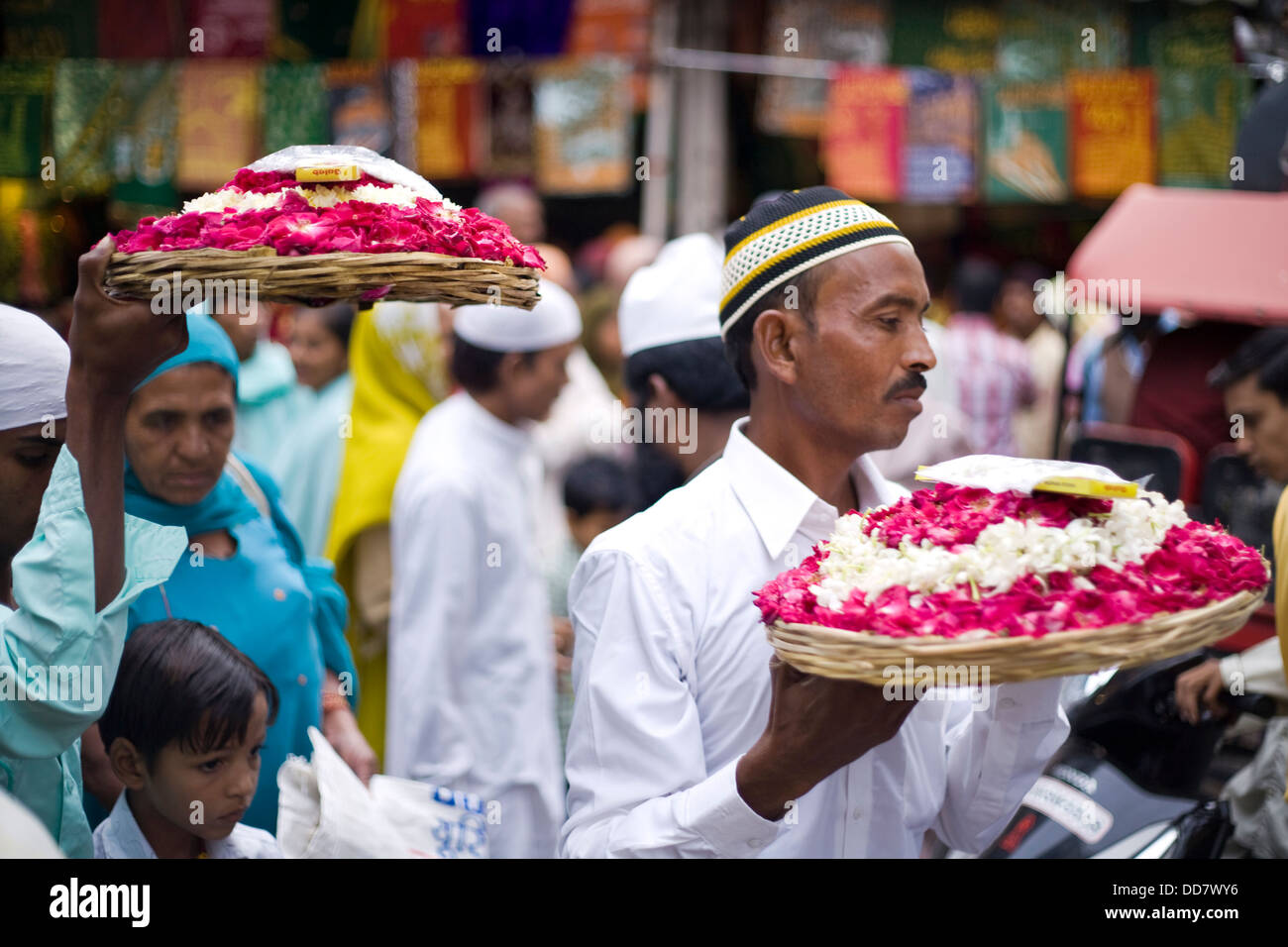 Les musulmans de fleurs en face de l'Ajmer culte , Inde Banque D'Images