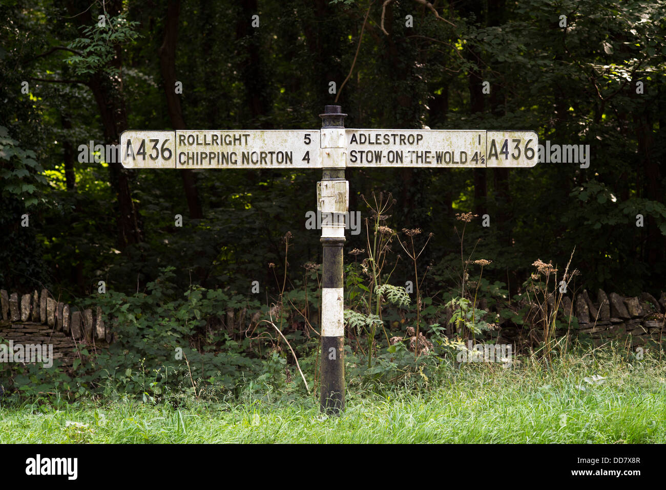 Sign post Cotswold, Oxfordshire, Angleterre / frontière Gloucestershire Banque D'Images