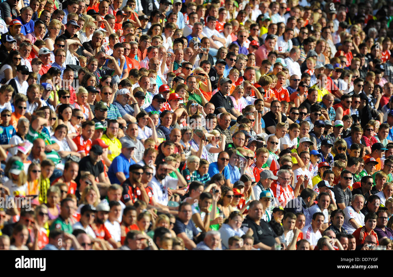 Grande foule au stade de football Banque D'Images