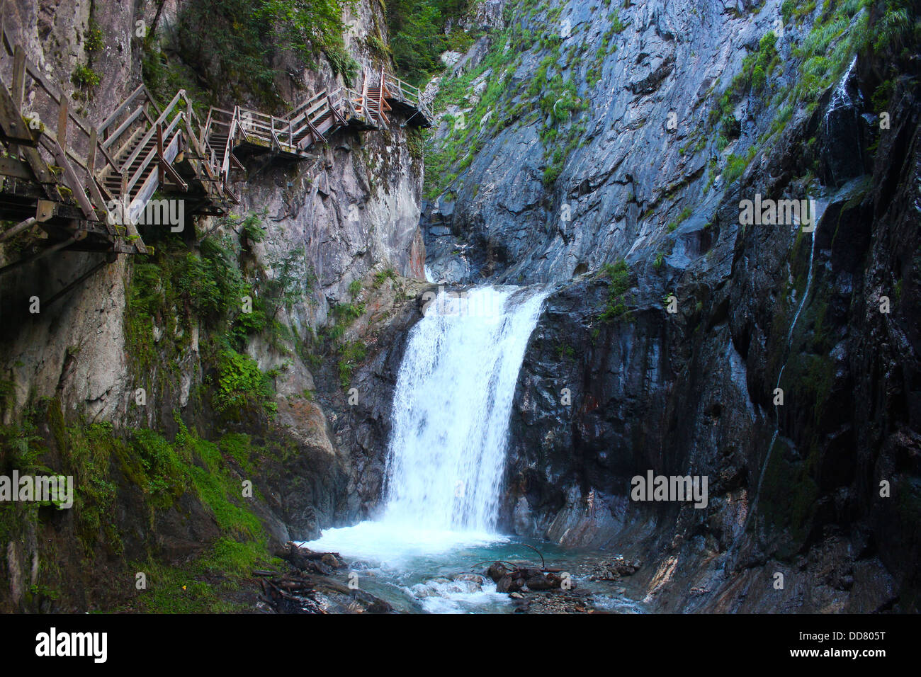 Falaise près de waterfall étapes randonnées en suisse Banque D'Images