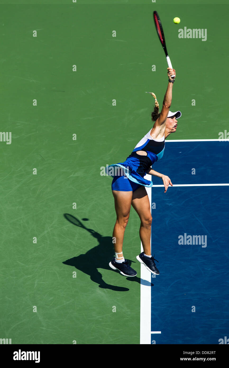 Flushing Meadows-Corona Park, Queens, New York, le 27 août 2013 Caroline Wozniacki (DEN) en concurrence dans son premier match à l'US Open Tennis Championships 2013 : Crédit photo PCN/Alamy Live News Banque D'Images