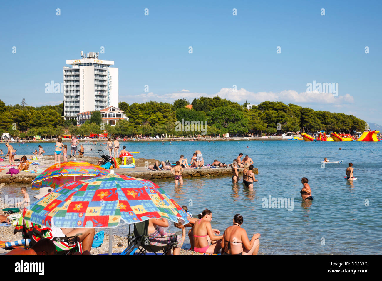 Plage bondée à vodice croatie Banque D'Images