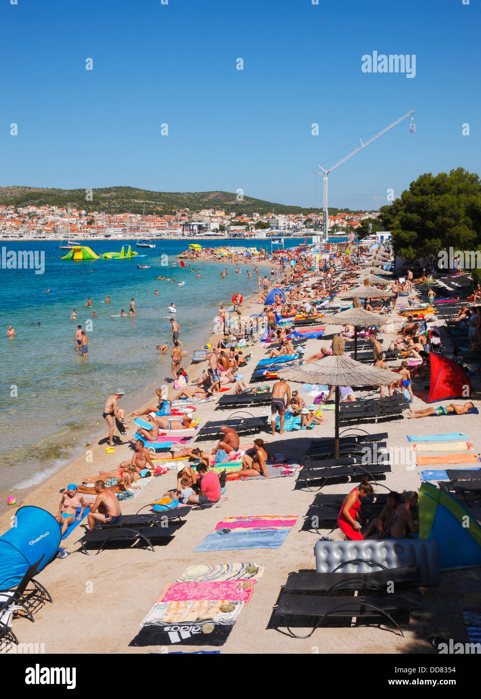 Plage bondée à vodice croatie Banque D'Images