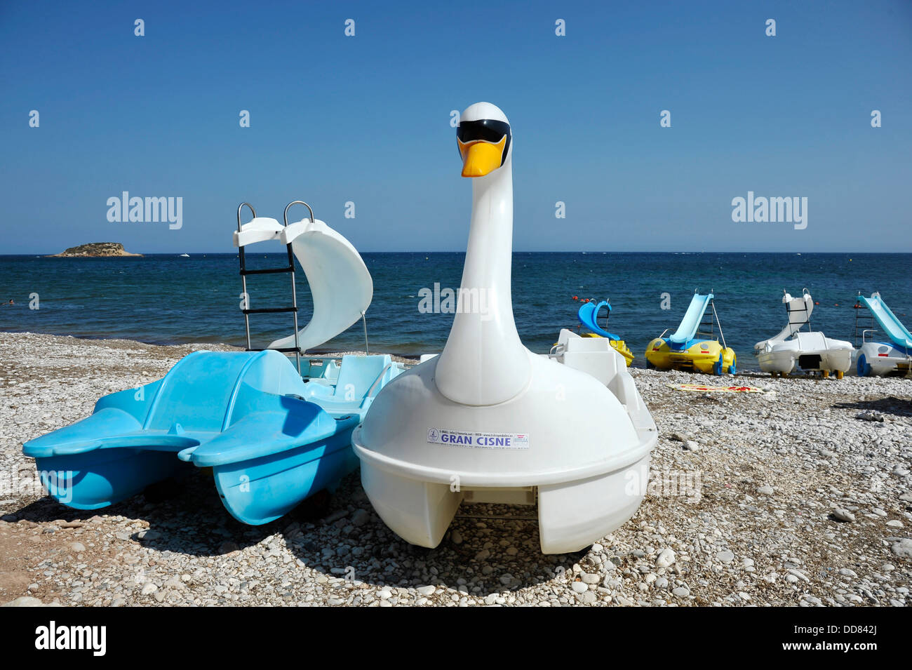 Pédalos sur la plage de La Olla à Altea, Costa Blanca, Alicante, Espagne Banque D'Images