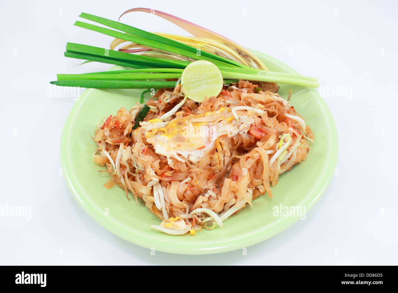 Fines nouilles de riz frit avec du tofu, légumes, œuf et l'arachide (Pad Thaï) Banque D'Images