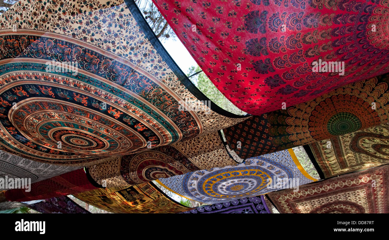 Plaids, tissus Marché Hippie de Punta Aribi, Es Canar, Ibiza Banque D'Images