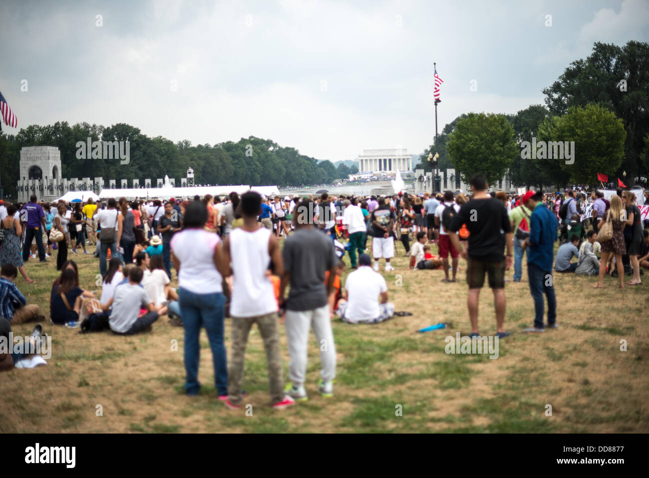 WASHINGTON, DC, États-Unis (oct. 28, 2013) - grandes foules recueillies sur le National Mall à Washington DC lors de la commémoration du 50e anniversaire de la célèbre Marche sur Washington de 1963 mémoires pour droit civil, Martin Luther King Jr's 'J'ai fait un rêve" discours. Banque D'Images