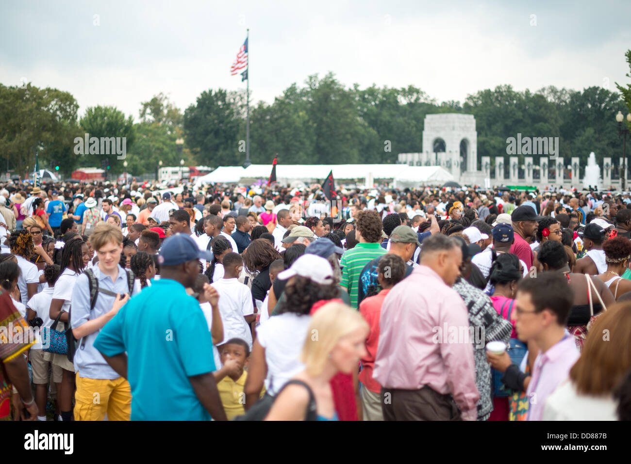 WASHINGTON, DC, États-Unis (oct. 28, 2013) - grandes foules rassemblées malgré la météo contrastée sur le National Mall à Washington DC lors de la commémoration du 50e anniversaire de la célèbre Marche sur Washington de 1963 mémoires pour droit civil, Martin Luther King Jr's 'J'ai fait un rêve" discours. Banque D'Images