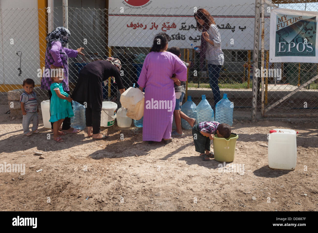 Camp de réfugiés de Domiz, Duhok, province du nord de l'Iraq. Août 28, 2013. L'eau insalubre et peu d'enfants ne soif. Dans sa photo un point d'eau et un verre de l'chil un seau Crédit : Francesco Gustincich/Alamy Live News Banque D'Images