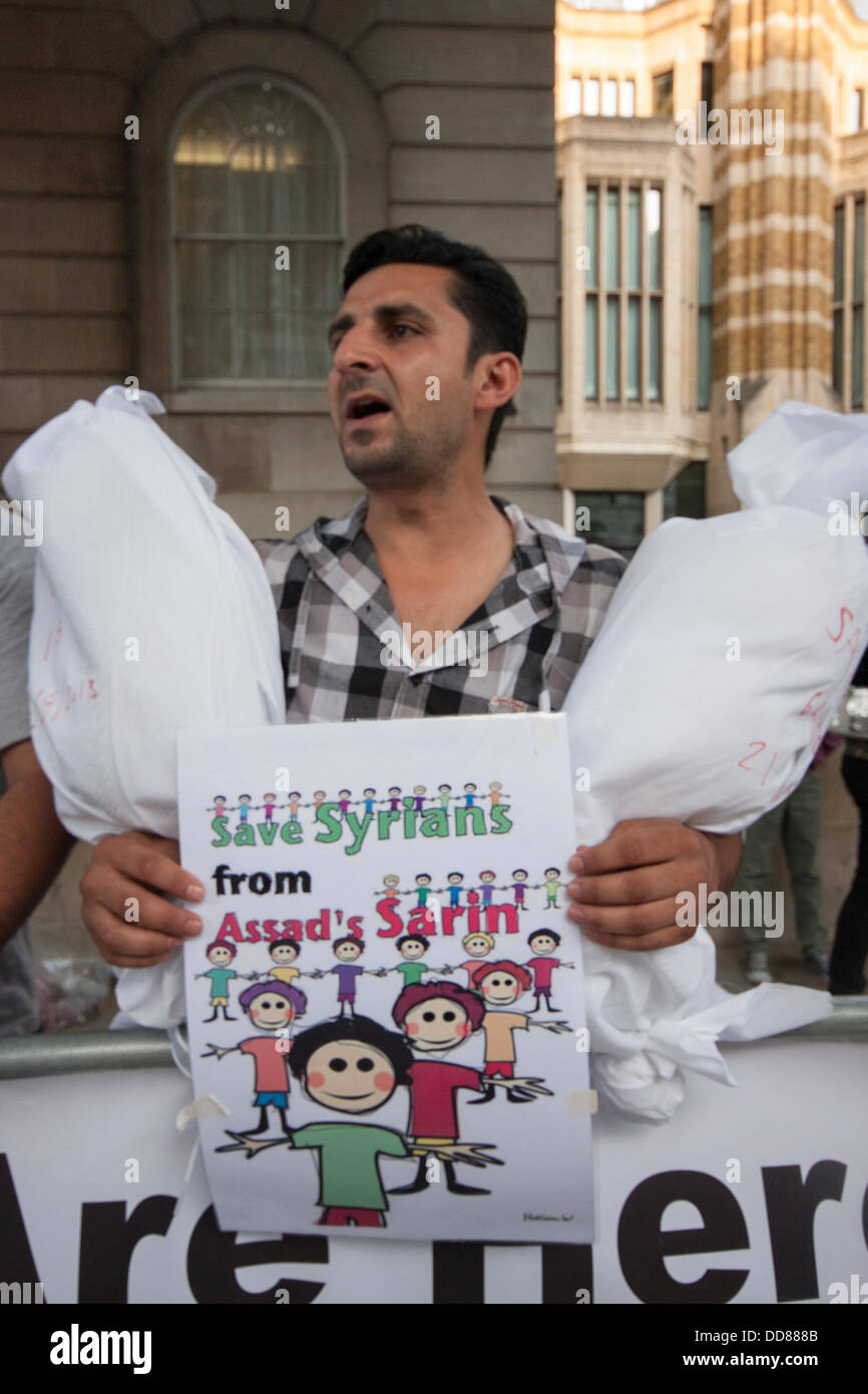 Londres, Royaume-Uni. Août 28, 2013. Certains syriens dans une démonstration d'intervention distinct de la demande par le Royaume-Uni dans le cadre du conflit syrien à la suite des attaques d'armes chimiques, a imputé au régime Assad, sur les civils. Crédit : Paul Davey/Alamy Live News Banque D'Images