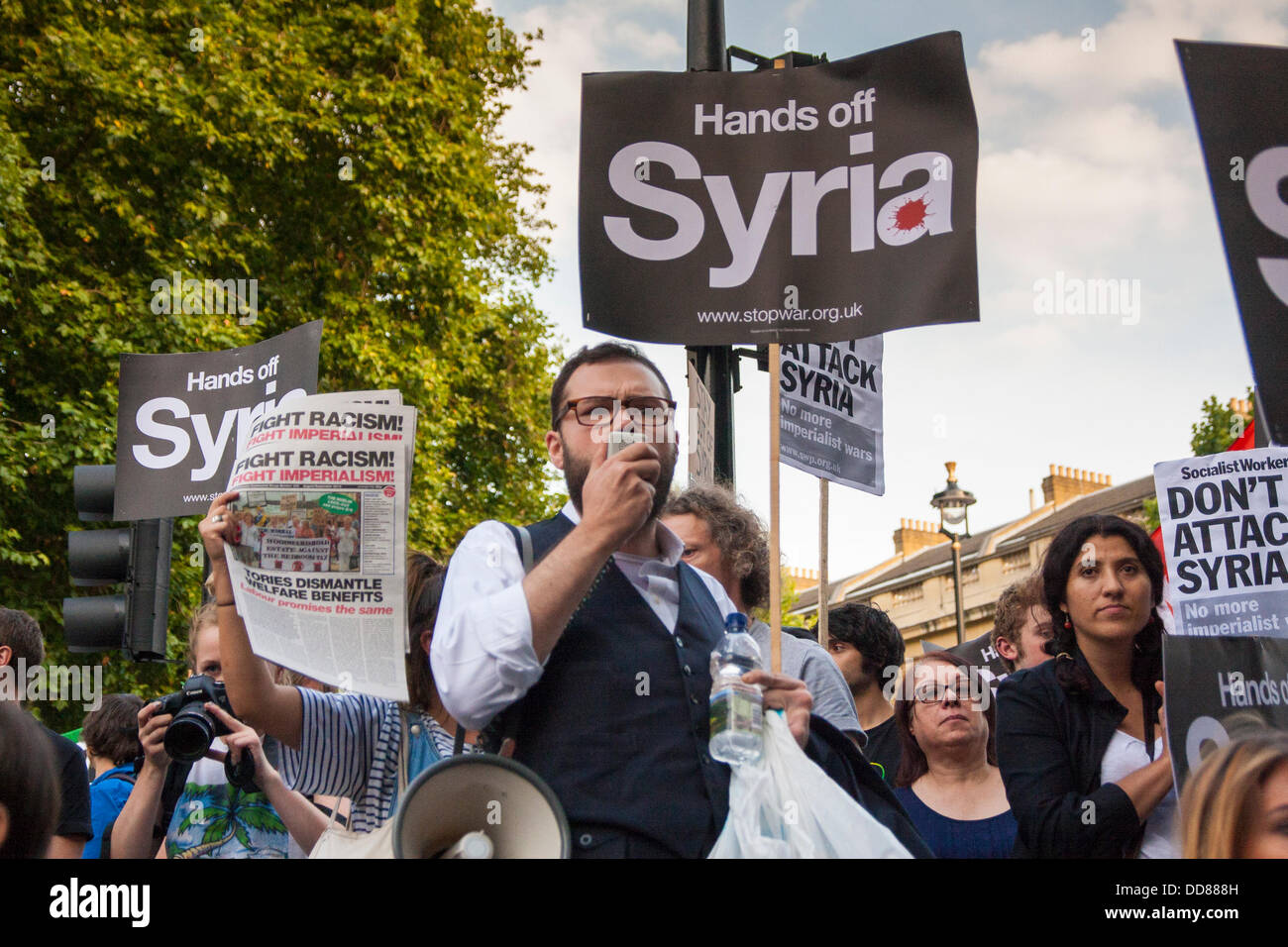 Londres, Royaume-Uni. Août 28, 2013. Un militant anti-guerre mène le chant de slogans au cours d'une manifestation contre une possible intervention par le Royaume-Uni dans le cadre du conflit syrien à la suite des attaques d'armes chimiques, a imputé au régime Assad, sur les civils. Crédit : Paul Davey/Alamy Live News Banque D'Images