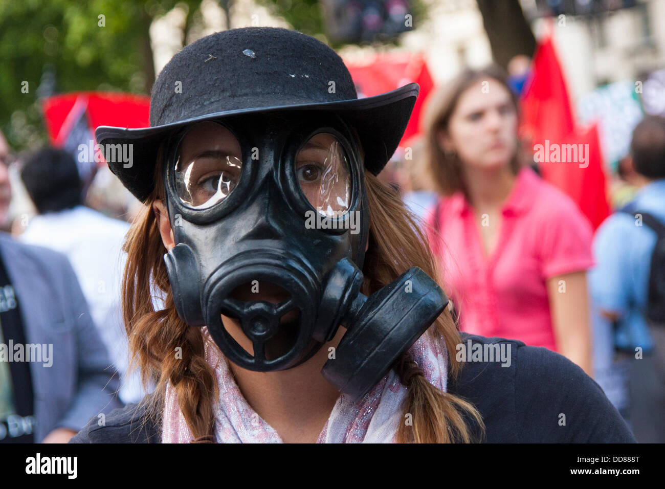 Londres, Royaume-Uni. Août 28, 2013. Un militant anti-guerre porte un masque à gaz au cours d'une manifestation contre une possible intervention par le Royaume-Uni dans le cadre du conflit syrien à la suite des attaques d'armes chimiques, a imputé au régime Assad, sur les civils. Crédit : Paul Davey/Alamy Live News Banque D'Images