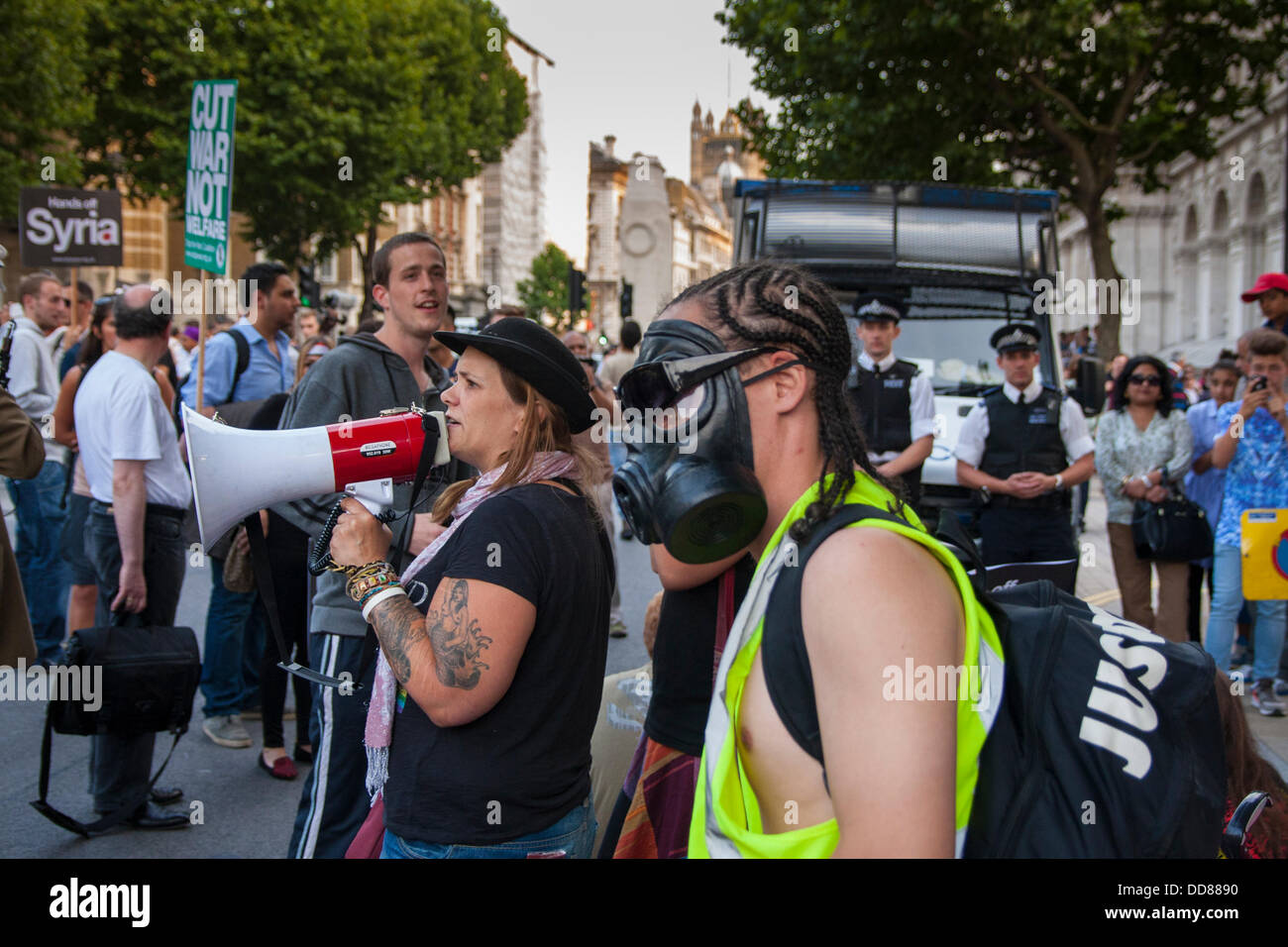 Londres, Royaume-Uni. Août 28, 2013. Un militant anti-guerre utilise un loudhailer au cours d'une manifestation contre une possible intervention par le Royaume-Uni dans le cadre du conflit syrien à la suite des attaques d'armes chimiques, a imputé au régime Assad, sur les civils. Crédit : Paul Davey/Alamy Live News Banque D'Images