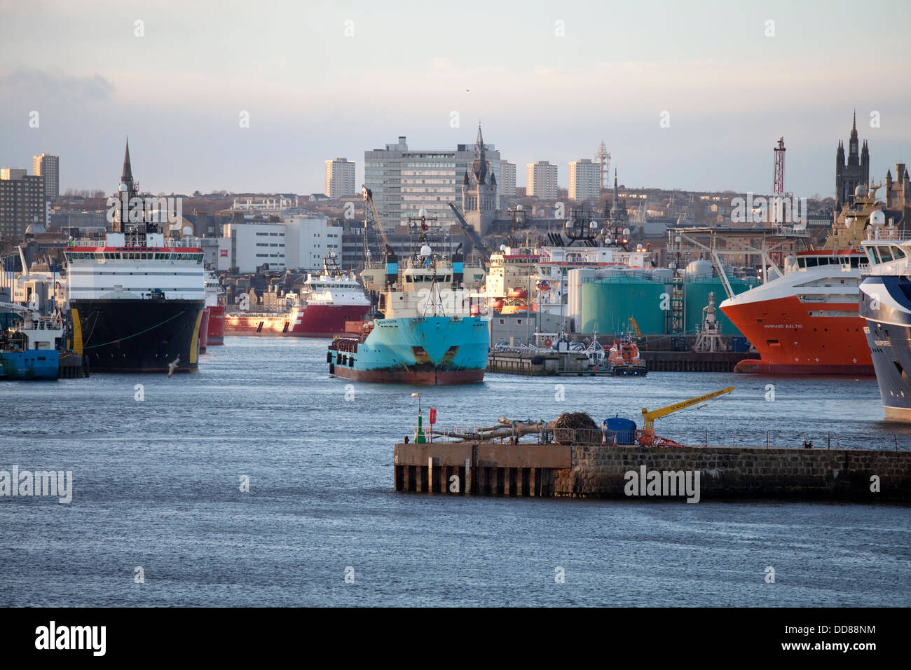 Aberdeen, Écosse - Février 4th, 2013 : le pétrole des navires de soutien et d'approvisionnement des bateaux dans le port de l'un des ports les plus actifs du Royaume-Uni. Banque D'Images