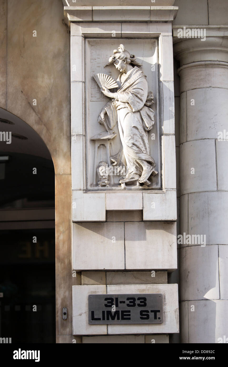 Femme japonaise par John secours larges à l'entrée de la maison de l'Asie à Lime Street, London, England, UK Banque D'Images