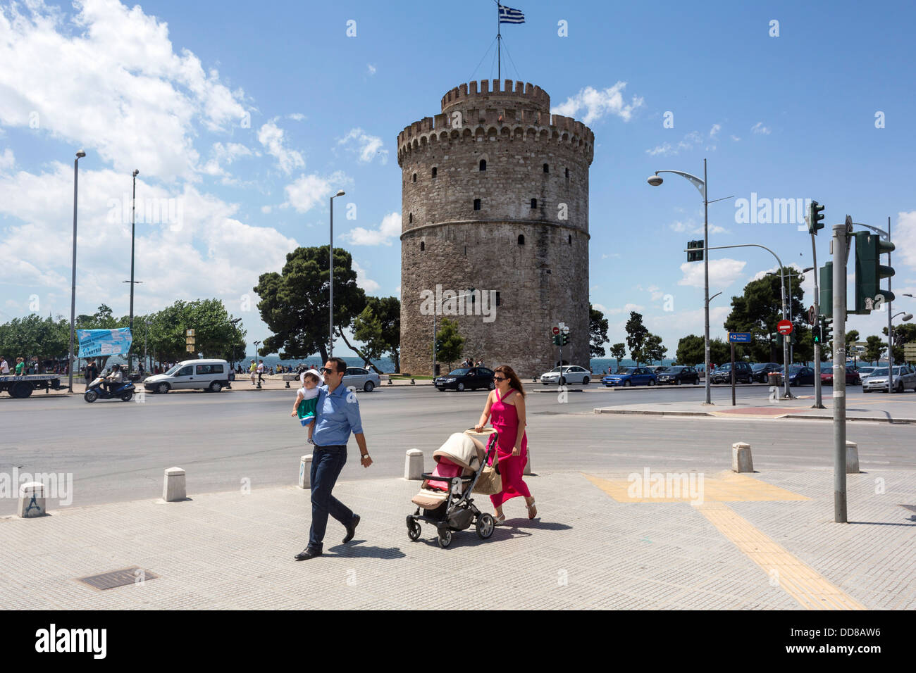 Un balades familiales en face de la Tour Blanche de Thessalonique, Grèce Banque D'Images